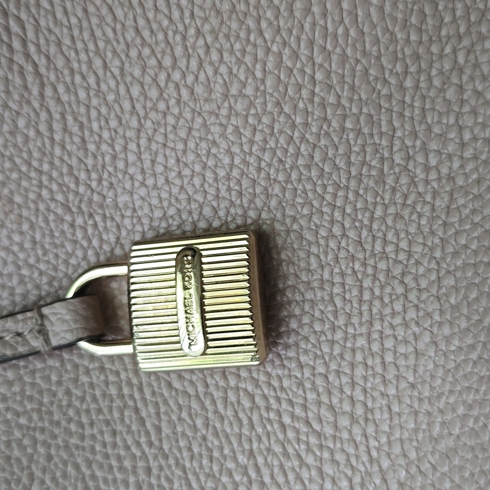 Michael kors purse - Picture 3 of 7